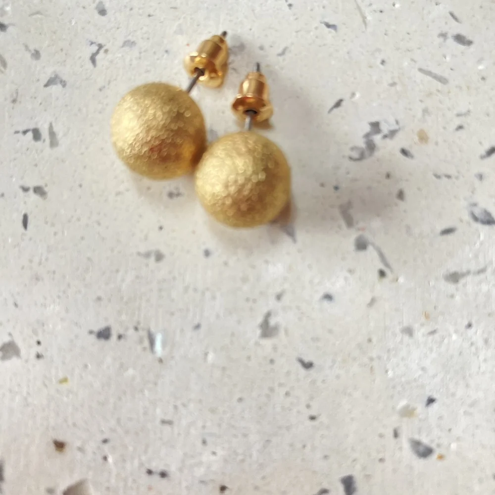 BNWT Golden Ball Stud Earrings - Imitation Gold - Affordable Luxury - Picture 1 of 6